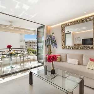 Elegant Beachside Apartment